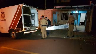 IML recolhe corpo de idoso encontrado morto em banheiro no Angra dos Reis