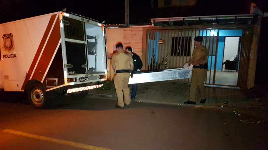 IML recolhe corpo de idoso encontrado morto em banheiro no Angra dos Reis