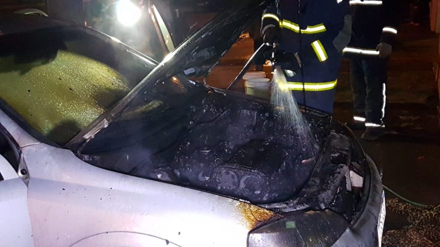 Mesmo após utilizarem 12 extintores, populares precisaram acionar os Bombeiros para controlar incêndio em veículo
