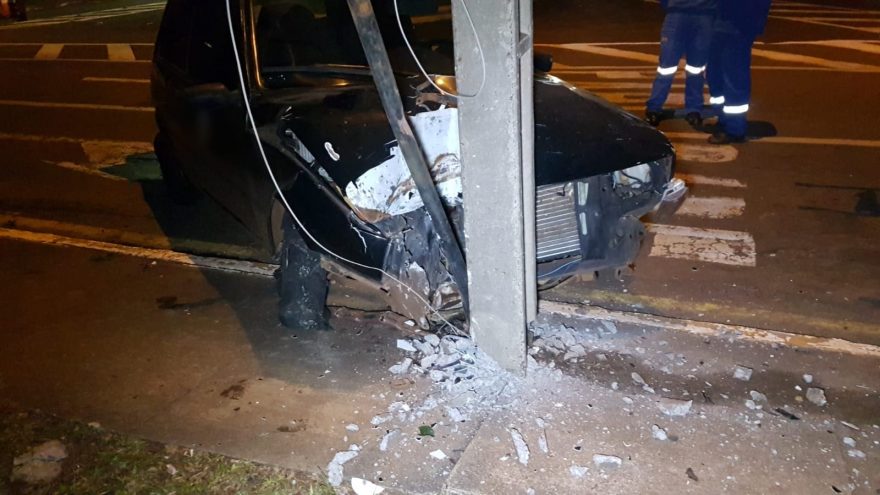 Condutora perde controle e atinge poste no Centro de Cascavel