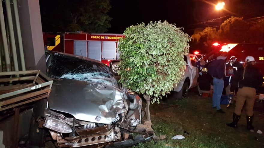 Forte colisão ente Ranger e Siena deixa duas pessoas feridas, no Bairro Santa Cruz