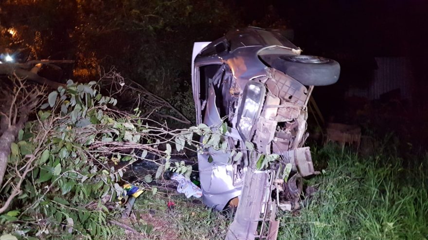 Carro passa direto pelo fim da Rua Cuiabá, capota e para dentro do Ecopark Oeste
