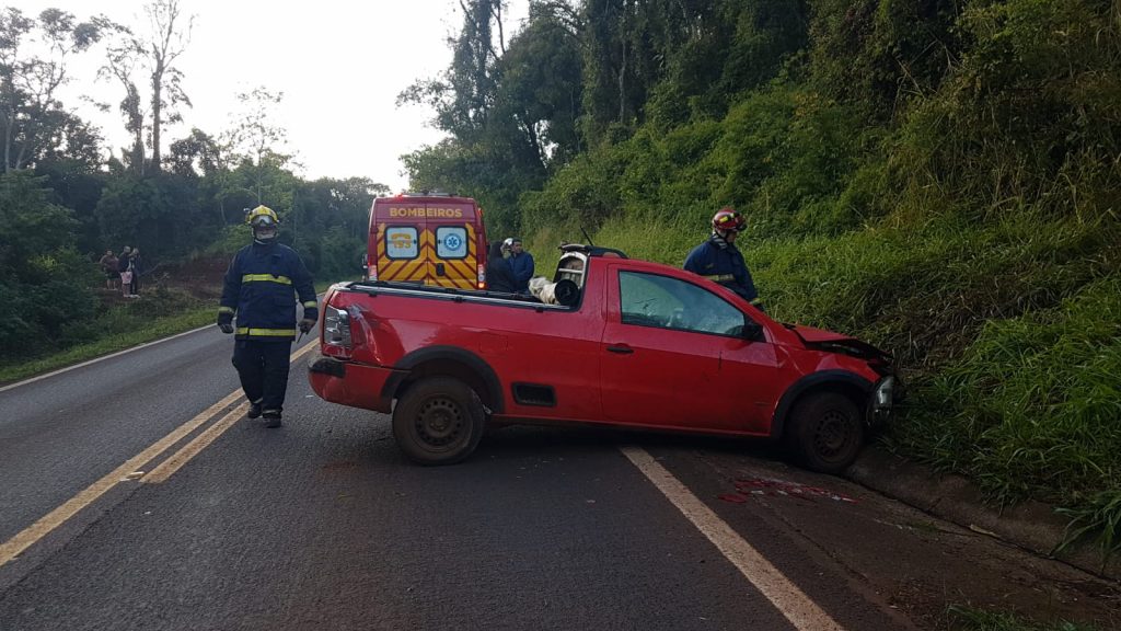 Saveiro capota na PR-180 e rapaz de 27 anos fica ferido Saveiro capota na PR-180 e rapaz de 27 anos fica ferido
