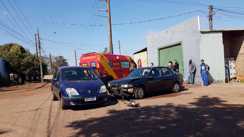 Carros batem em cruzamento no Bairro Santa Felicidade e homem fica ferido Carros batem em cruzamento no Bairro Santa Felicidade e homem fica ferido