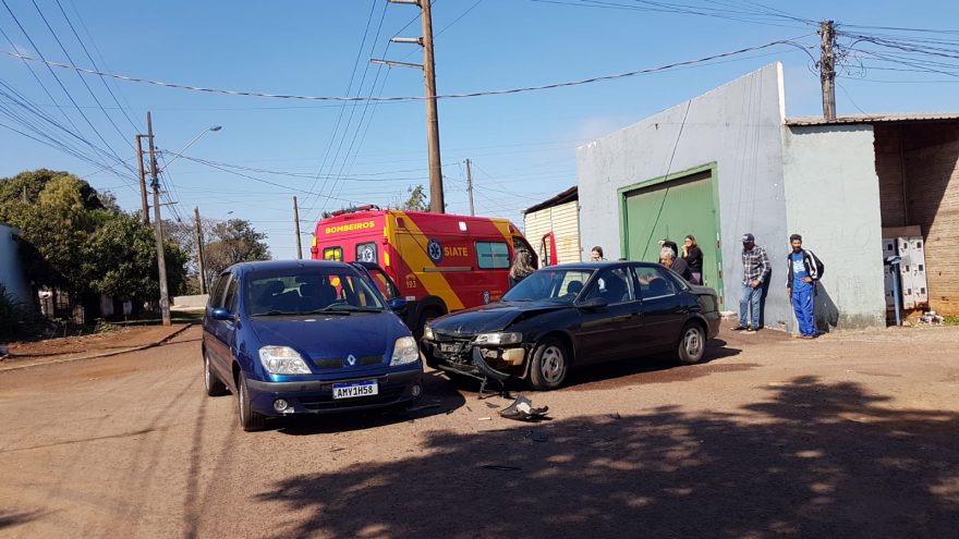 Carros batem em cruzamento no Bairro Santa Felicidade e homem fica ferido