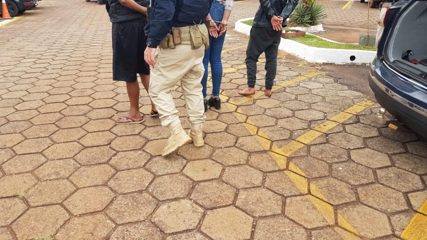 Dois jovens e uma mulher portando droga e arma de fogo são encaminhados à 15ª SDP