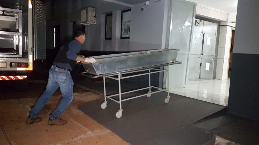 Homem que foi baleado na cabeça é encaminhado ao IML de Cascavel