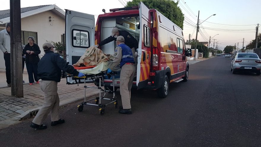 Com fratura na perna, senhora é socorrida pelo Siate no Parque Verde