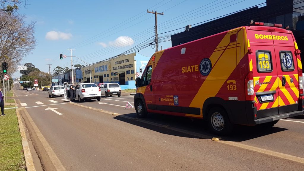 Mulher fica ferida em colisão entre carros na Av. Tancredo Neves