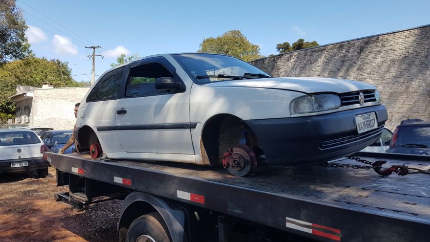 Gol depenado é recuperado pela polícia em estrada rural nas proximidades da BR-369
