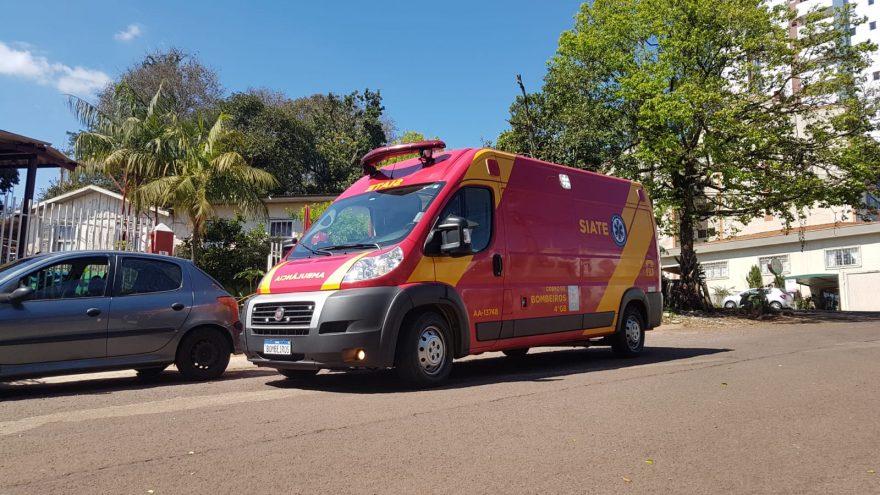 Idoso fica ferido com lasca de madeira ao cortar lenha no Bairro Country