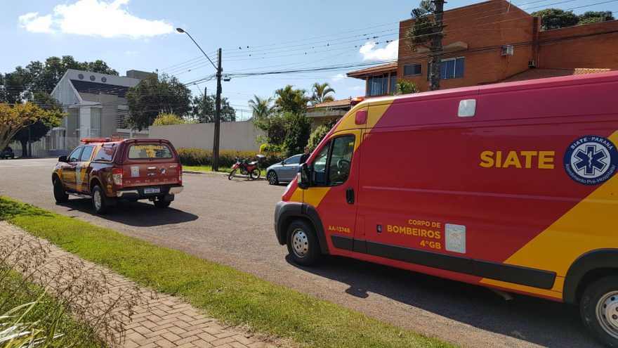 Homem passa mal no volante, bate carro contra parede e precisa ser socorrido pelo Siate