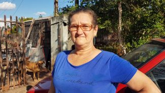 Mãe reclama de 'falta de ambulância', após filho sofrer laceração na perna e precisar ser levado a hospital em caçamba de caminhonete