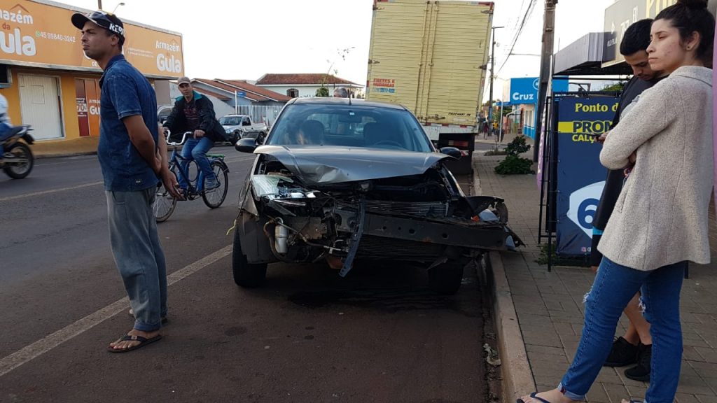 Forte colisão deixa veículos danificados no Santa Cruz