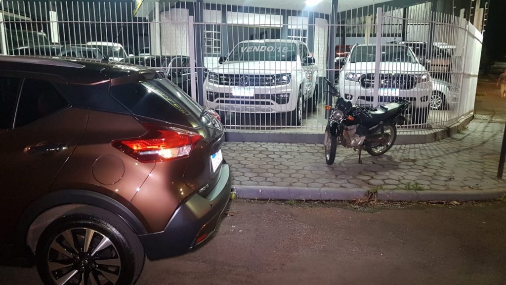 Carro e moto colidem no Maria Luiza deixando homem ferido