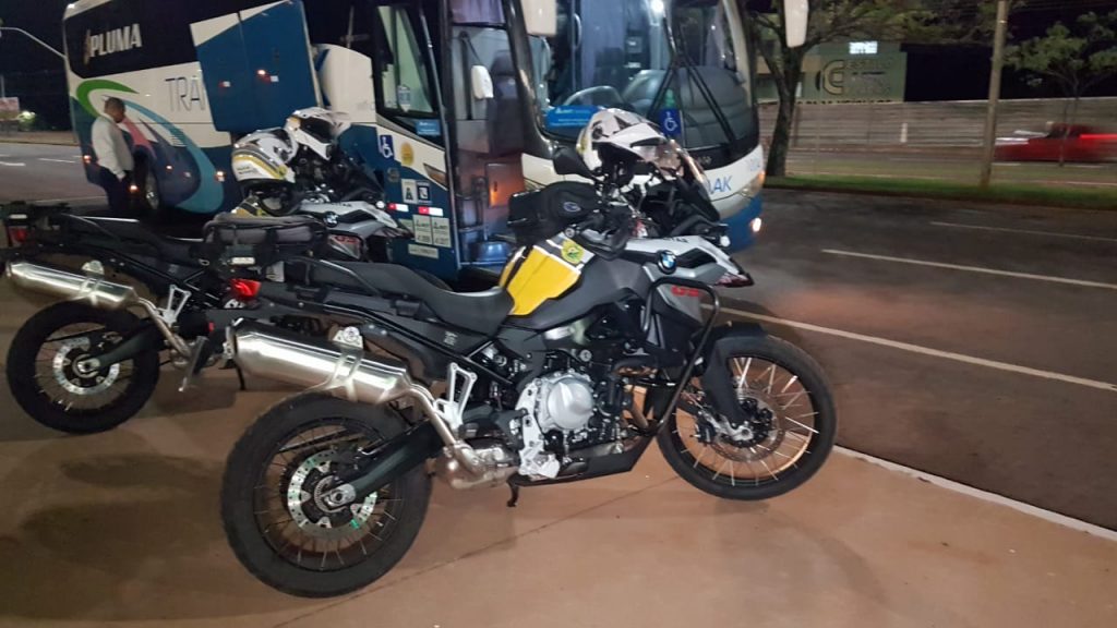 Polícia Militar aborda ônibus durante Operação Cavaleiro de Aço