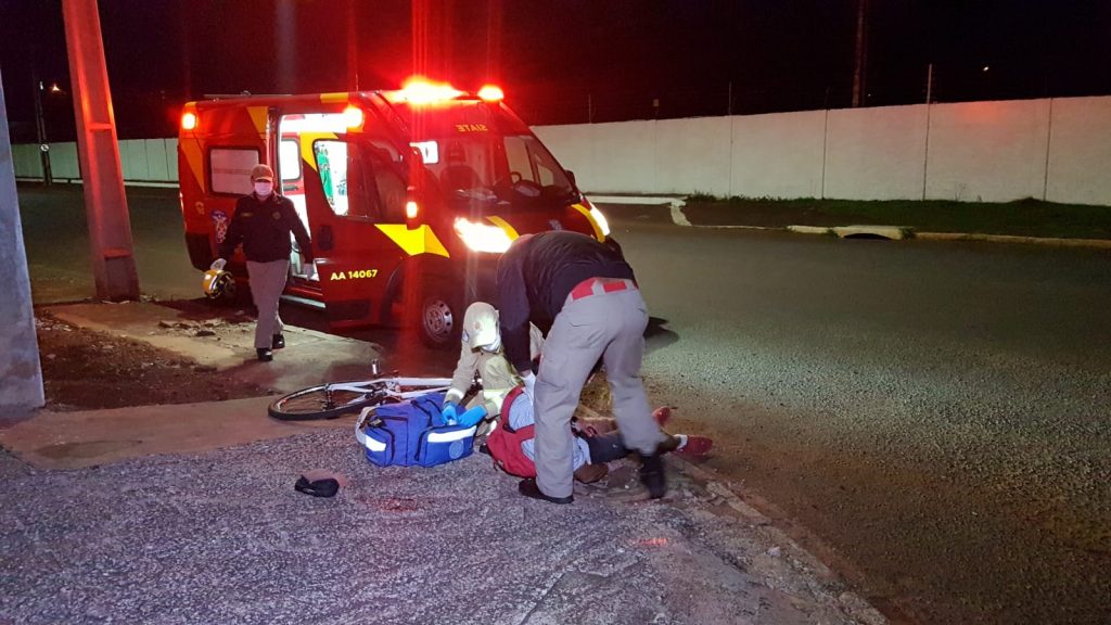 Homem se machuca ao cair de bicicleta e bombeiros são acionados