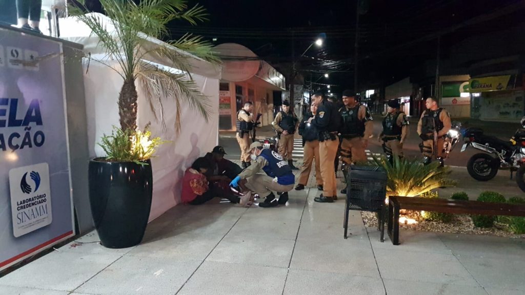 Socorristas atendem homem com corte na perna que relata ser vítima de disparo de arma de fogo