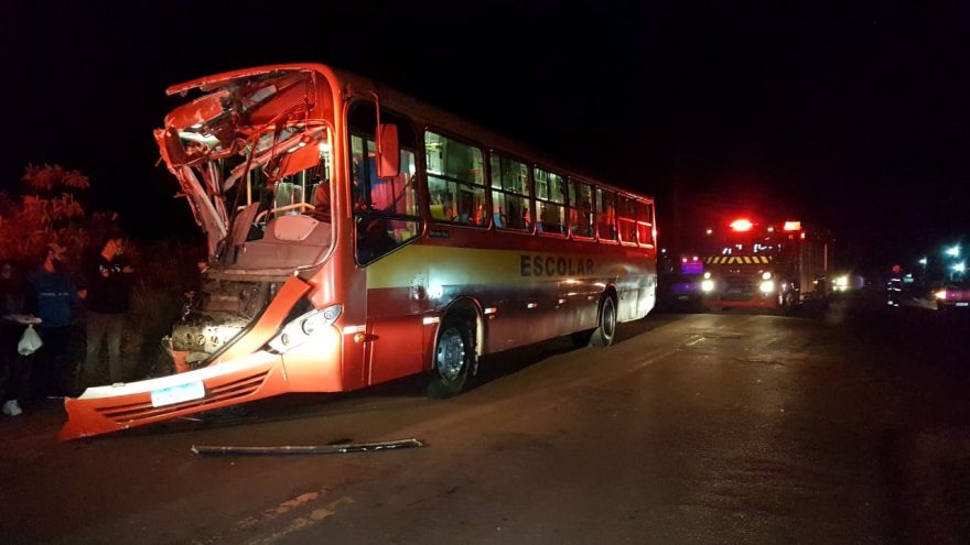Acidente entre dois ônibus deixa vários feridos na PR-180, no Loteamento Barcelona; cinco ambulâncias foram mobilizadas