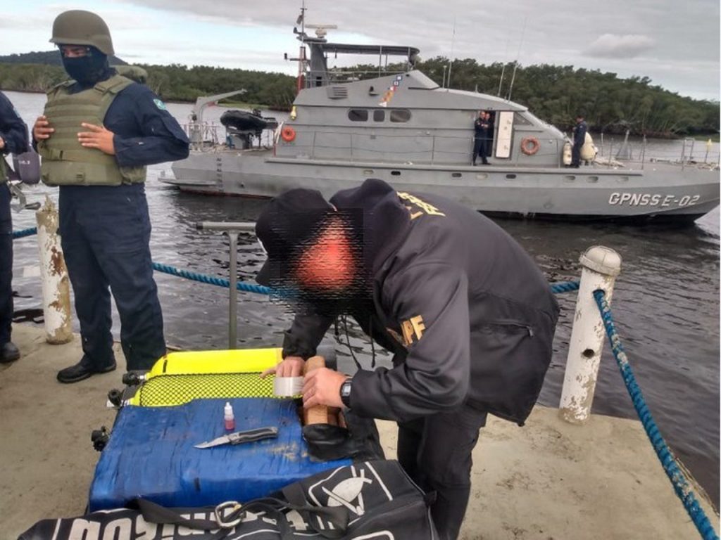 Carga de cocaína é apreendida em casco de navio fundeado em Paranaguá