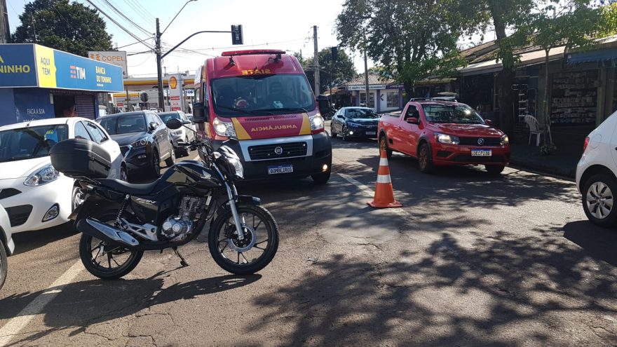 Jovem tem suspeita de fratura após colisão entre carro e moto na Avenida Carlos Gomes