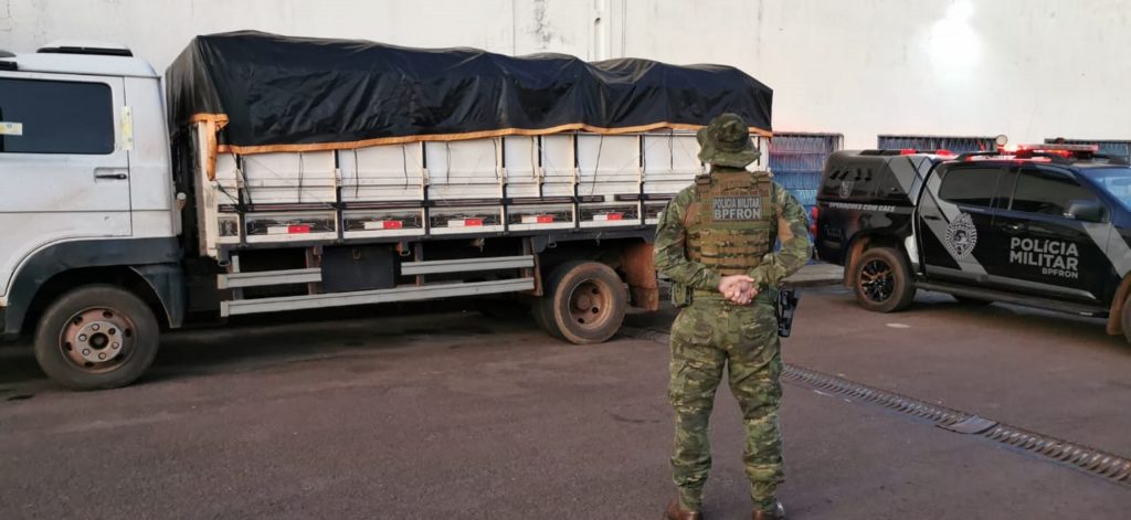 BPfron encaminha caminhão carregado com cigarros à Receita Federal em Cascavel