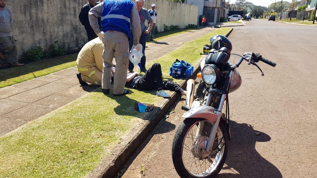 Motociclista é arremessado longe em forte colisão com carro no Country