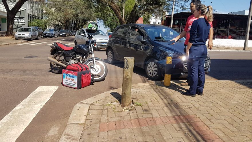 Honda CG e Hyundai HB20 se envolvem em colisão na Rua Paraná com a Manoel Ribas