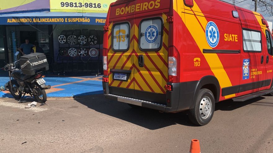 Jovem fica ferido após caminhonete e moto se envolverem em acidente no Bairro São Cristóvão