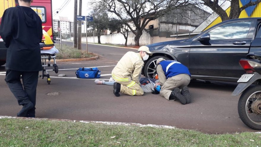 Motociclista fica ferida em acidente entre Biz e Mercedes no São Cristóvão