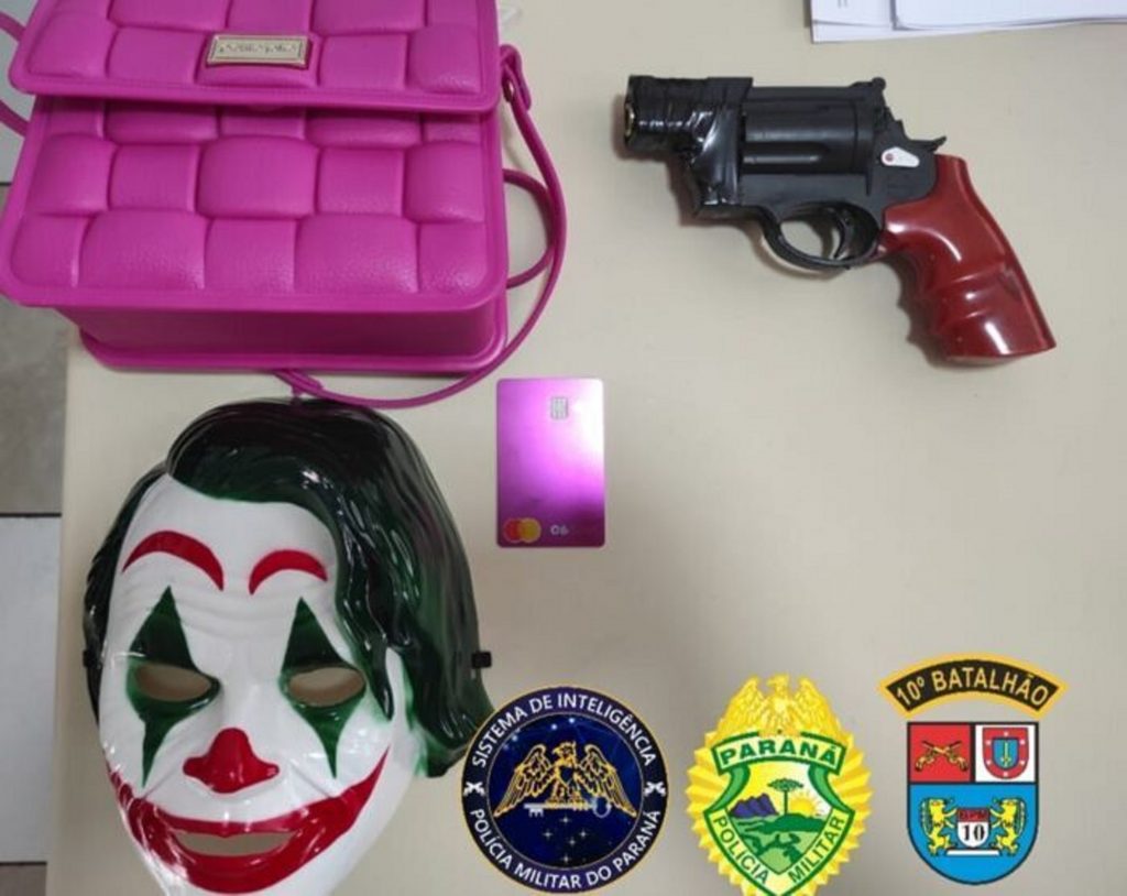 PM é mais rápida que o Batman e detém ladrão com máscara do Coringa