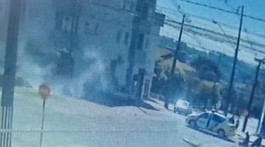 Veja momento em que carro pega fogo na Avenida Carlos Gomes
