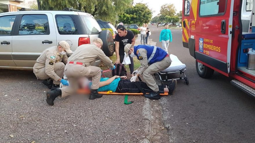 Jovem cai de moto ao desviar de cachorro no Santa Cruz