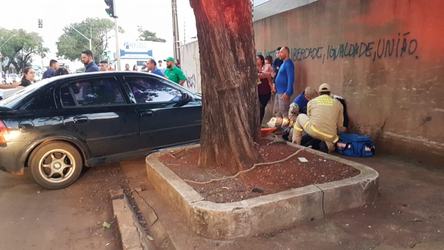 Vítima é prensada contra a parede após ser atingida por veículo no Centro