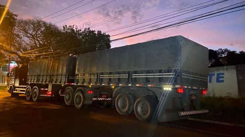 Carreta com registro de furto é recuperada pela Polícia Militar em Sede Alvorada Imagem referente a Carreta com registro de furto é recuperada pela Polícia Militar em Sede Alvorada