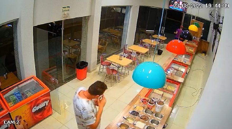 Quem resiste a um docinho? Homem é flagrado furtando brigadeiro