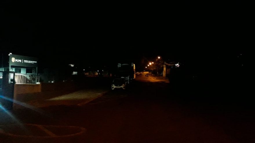 Rua da delegacia está completamente no escuro por falta de iluminação pública