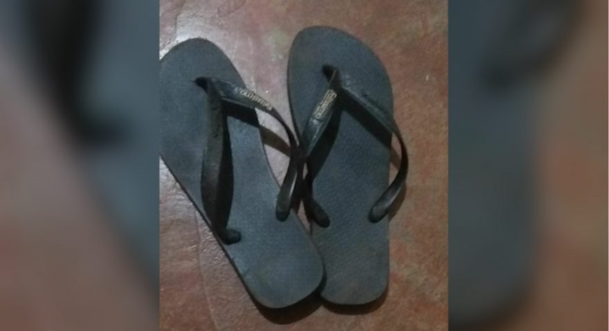 Cadê o chinelo? Homem não consegue furtar botijão de gás e leva chinelo, porém esquece o dele