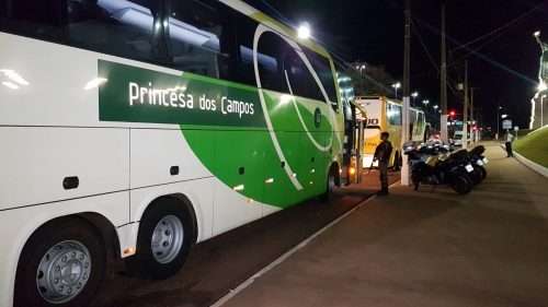 Polícia Militar faz abordagens a ônibus na Avenida Tancredo Neves Imagem referente a Polícia Militar faz abordagens a ônibus na Avenida Tancredo Neves
