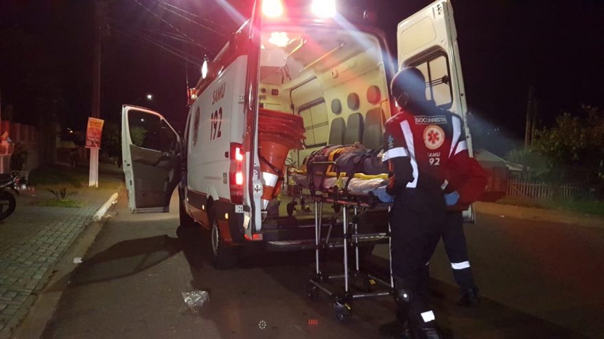 Homem encontrado caído sangrando no meio da rua é atendido pelo Samu, no 14 de Novembro