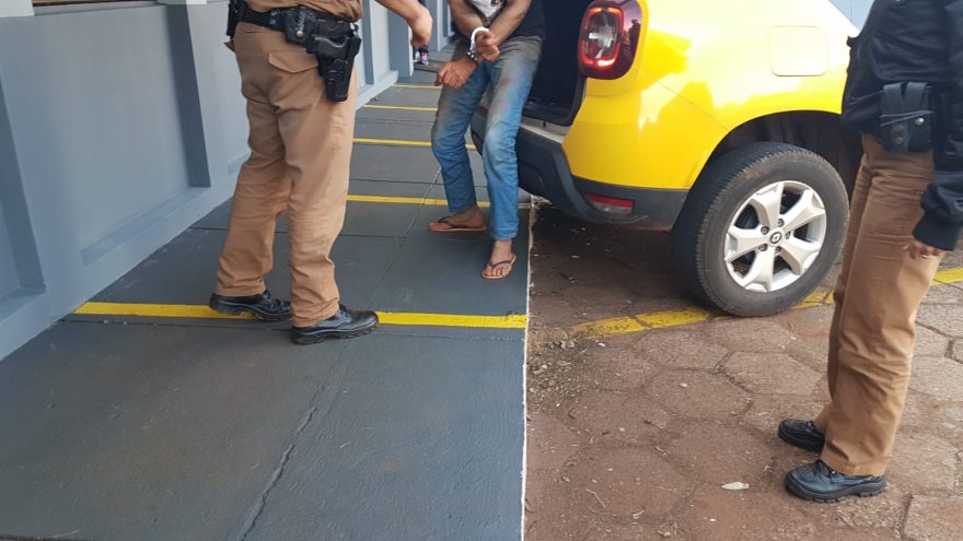 Após ameaçar companheira com faca, homem tenta fugir de carro e é detido pela PM, em Santa Tereza do Oeste