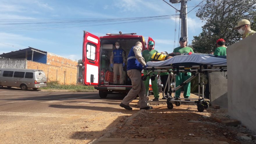 Adolescente sofre corte contuso após bater a cabeça em coluna de concreto no Bairro Interlagos
