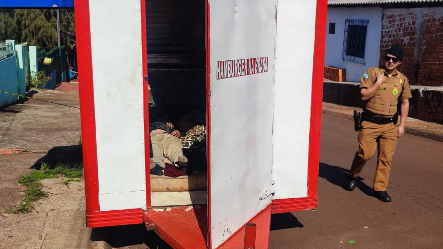 Homem é encontrado morto dentro de trailer de lanches no Brasmadeira