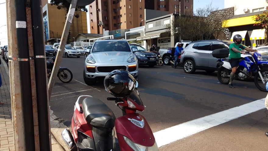 Porsche e Biz se envolvem em acidente e motociclista fica ferida