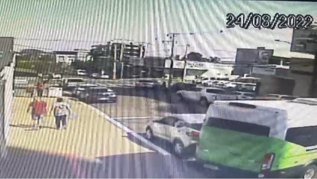 Vídeo: Veja momento de colisão envolvendo Porsche e Honda Biz