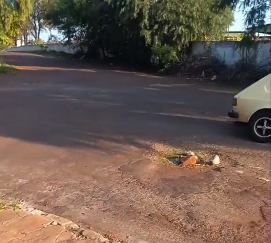 Vídeo: moradores sinalizam com pedras buraco na Rua Roberto Paiva no Esmeralda