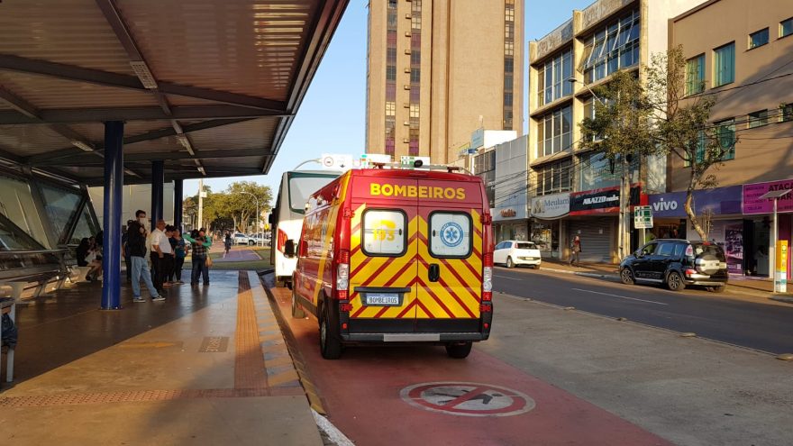 Mulher cai ao tentar subir escada de ônibus no Centro