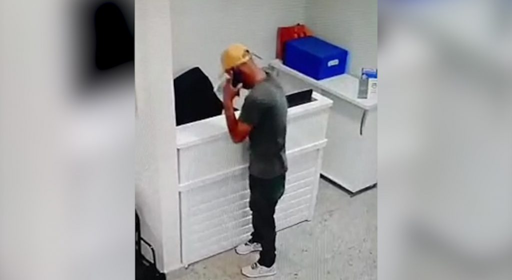 Veja momento em que indivíduo furta celular em consultório médico