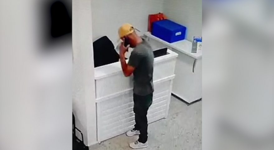 Veja momento em que indivíduo furta celular em consultório médico