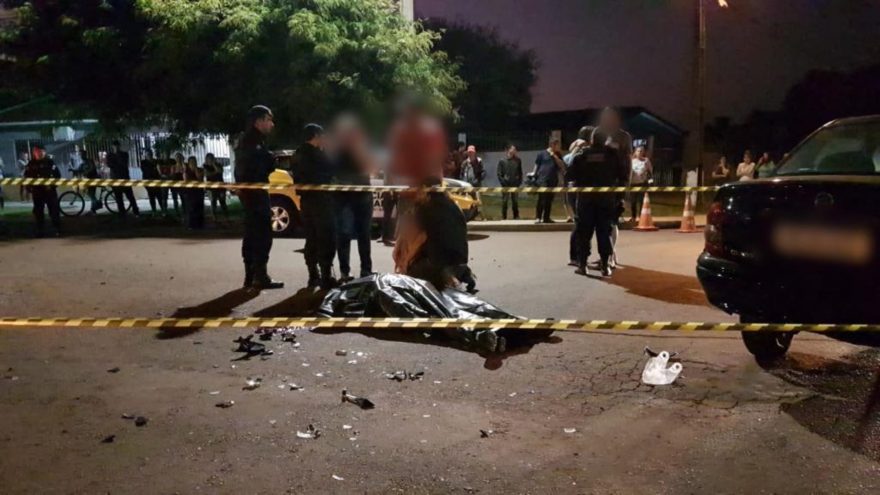 Desolados, familiares de vítima fatal de colisão são amparados por populares